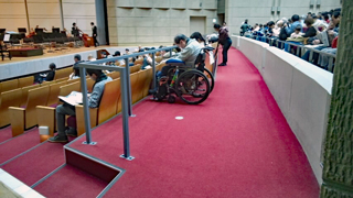 立川市市民会館 大ホール前方車椅子席