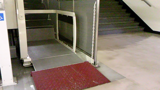 渋谷区役所B1 階段昇降機