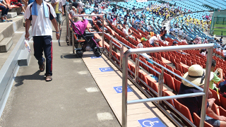 県営あづま球場 内野スタンド車椅子席