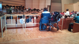 富士見市文化会館キラリふじみ メインホール車椅子席