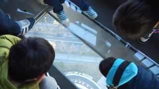 横浜マリンタワー 29F床ガラス