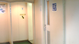 東京湾フェリー 客室内車椅子トイレ