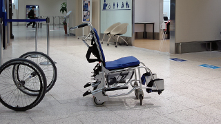大阪国際空港 機内用車椅子