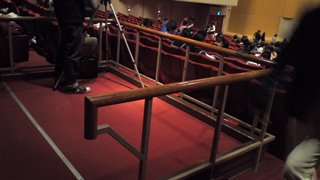 山梨県立県民文化ホール 大ホール最後列中央車椅子席
