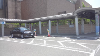 新潟県立近代美術館 車椅子駐車場