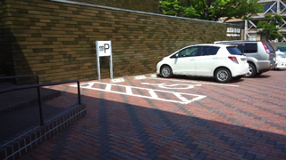 新潟市美術館 車椅子駐車場